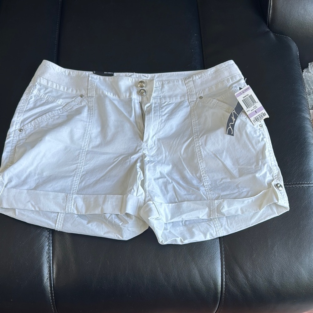 INC White Women's Shorts NWT curvy fit